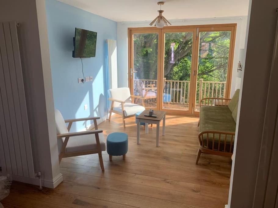 Cottage With Outstanding Views Velindre  エクステリア 写真